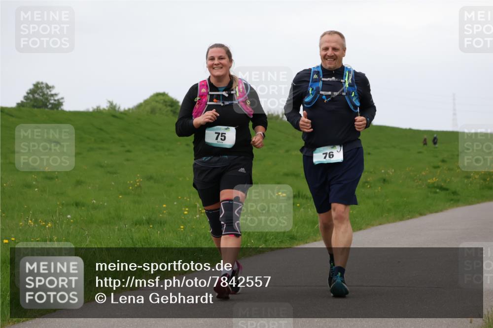 04.05.2025 - 8. Wedeler Halbmarathon Lena Gebhardt http://msf.ph/oto/7842557 04.05.2025 12:22:21 Laufen 75, 76 meine-sportfotos.de