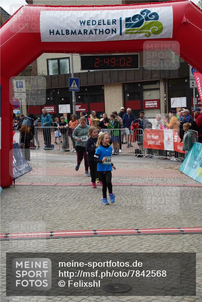 04.05.2025 - 8. Wedeler Halbmarathon Felixshl http://msf.ph/oto/7842568 04.05.2025 12:49:00 Ziel 15, 486, 544, 845, 907, 956 meine-sportfotos.de