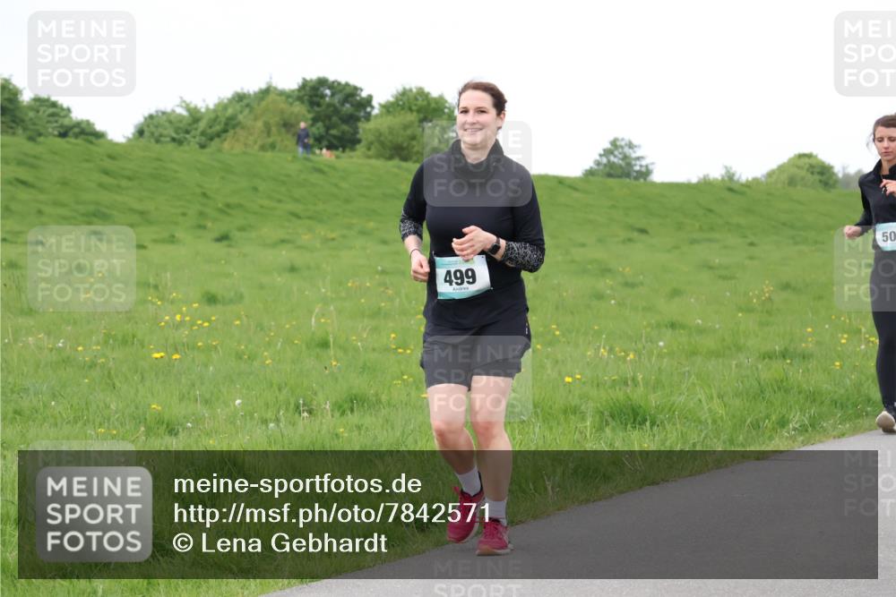04.05.2025 - 8. Wedeler Halbmarathon Lena Gebhardt http://msf.ph/oto/7842571 04.05.2025 12:23:42 Laufen 499, 50 meine-sportfotos.de