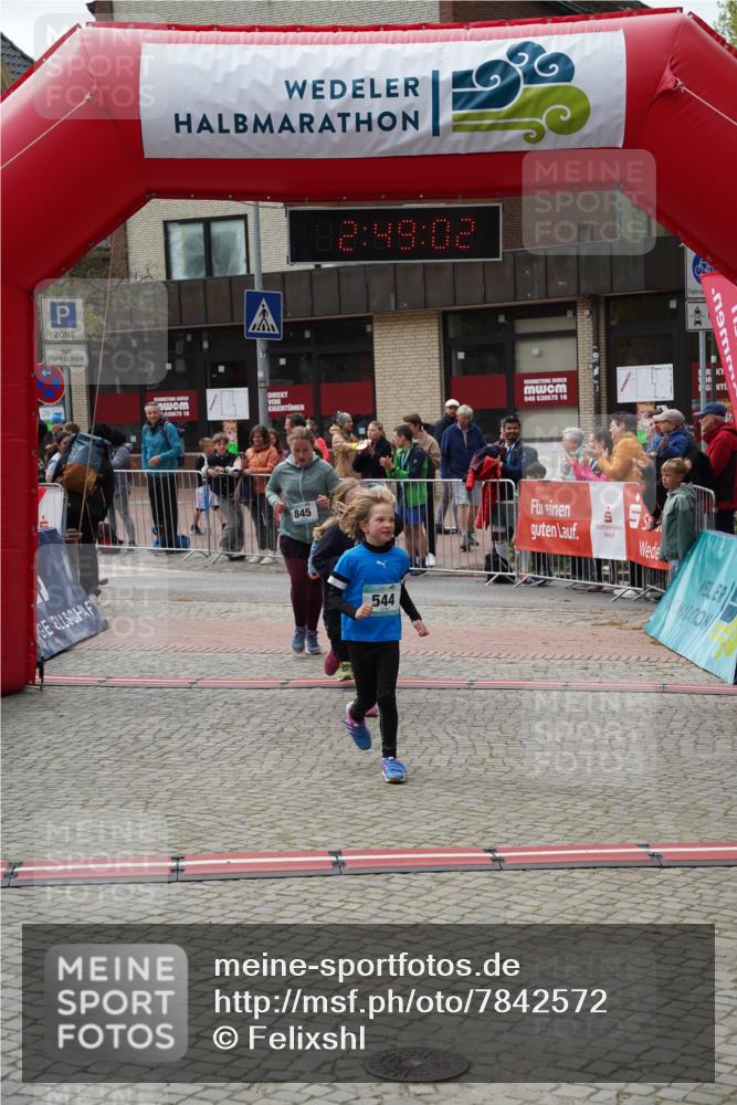 04.05.2025 - 8. Wedeler Halbmarathon Felixshl http://msf.ph/oto/7842572 04.05.2025 12:49:00 Ziel 15, 486, 544, 845, 907, 956 meine-sportfotos.de
