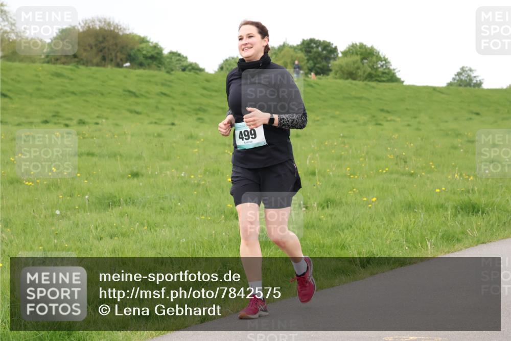 04.05.2025 - 8. Wedeler Halbmarathon Lena Gebhardt http://msf.ph/oto/7842575 04.05.2025 12:23:43 Laufen 61, 499 meine-sportfotos.de