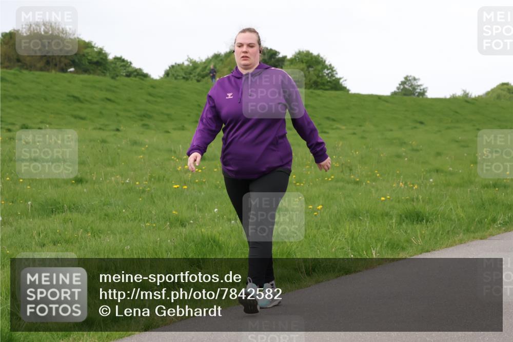 04.05.2025 - 8. Wedeler Halbmarathon Lena Gebhardt http://msf.ph/oto/7842582 04.05.2025 12:23:56 Laufen  meine-sportfotos.de