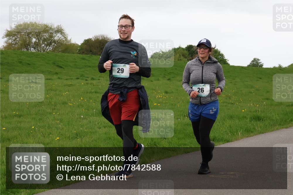 04.05.2025 - 8. Wedeler Halbmarathon Lena Gebhardt http://msf.ph/oto/7842588 04.05.2025 12:24:36 Laufen 29, 26 meine-sportfotos.de
