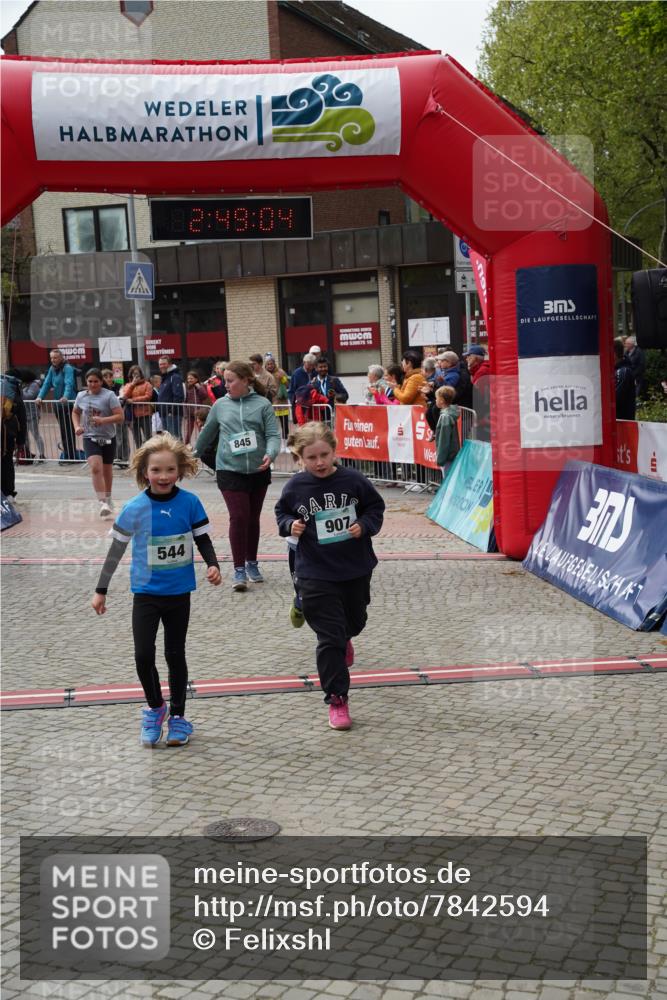 04.05.2025 - 8. Wedeler Halbmarathon Felixshl http://msf.ph/oto/7842594 04.05.2025 12:49:01 Ziel 15, 486, 544, 845, 907, 956 meine-sportfotos.de