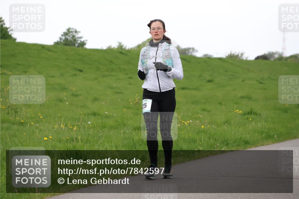 04.05.2025 - 8. Wedeler Halbmarathon Lena Gebhardt http://msf.ph/oto/7842597 04.05.2025 12:25:08 Laufen 25 meine-sportfotos.de