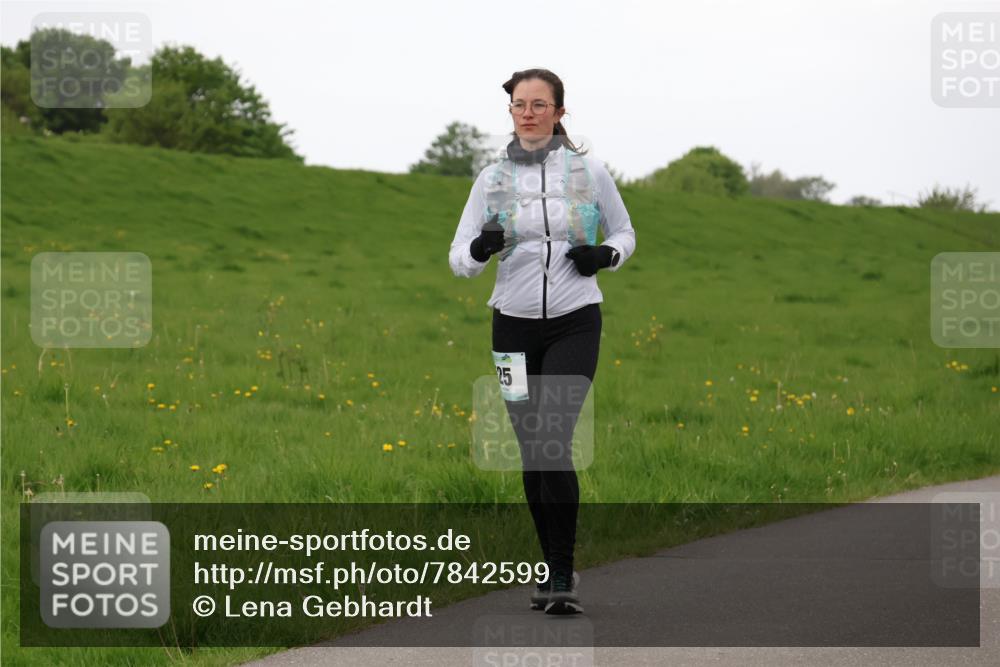 04.05.2025 - 8. Wedeler Halbmarathon Lena Gebhardt http://msf.ph/oto/7842599 04.05.2025 12:25:09 Laufen 25 meine-sportfotos.de
