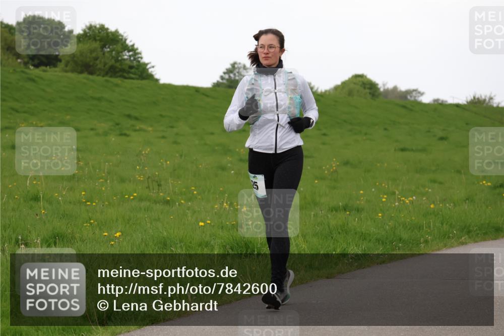 04.05.2025 - 8. Wedeler Halbmarathon Lena Gebhardt http://msf.ph/oto/7842600 04.05.2025 12:25:09 Laufen 25 meine-sportfotos.de