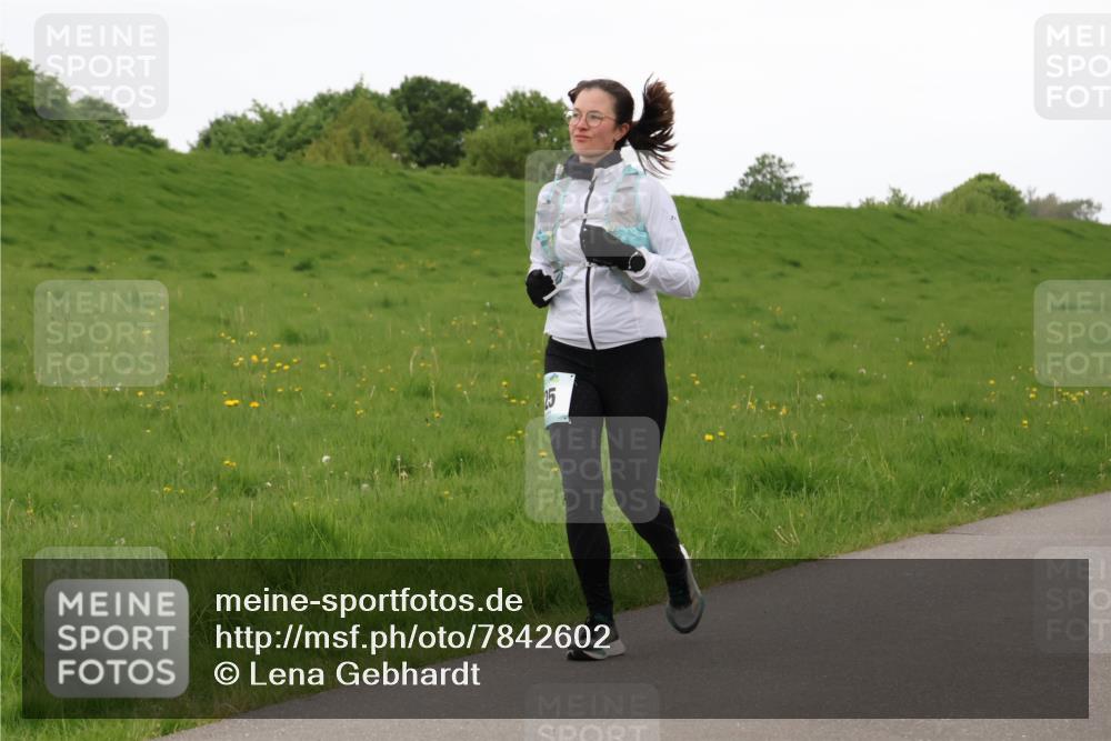 04.05.2025 - 8. Wedeler Halbmarathon Lena Gebhardt http://msf.ph/oto/7842602 04.05.2025 12:25:10 Laufen 25 meine-sportfotos.de
