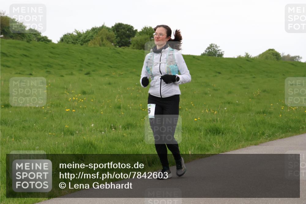 04.05.2025 - 8. Wedeler Halbmarathon Lena Gebhardt http://msf.ph/oto/7842603 04.05.2025 12:25:10 Laufen 15 meine-sportfotos.de