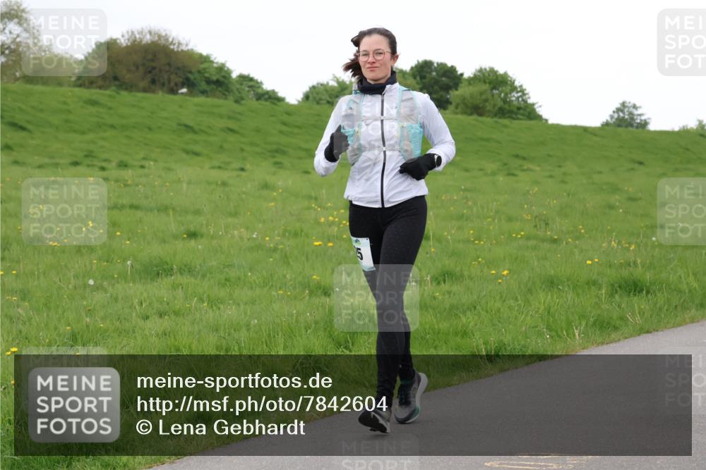 04.05.2025 - 8. Wedeler Halbmarathon Lena Gebhardt http://msf.ph/oto/7842604 04.05.2025 12:25:11 Laufen  meine-sportfotos.de