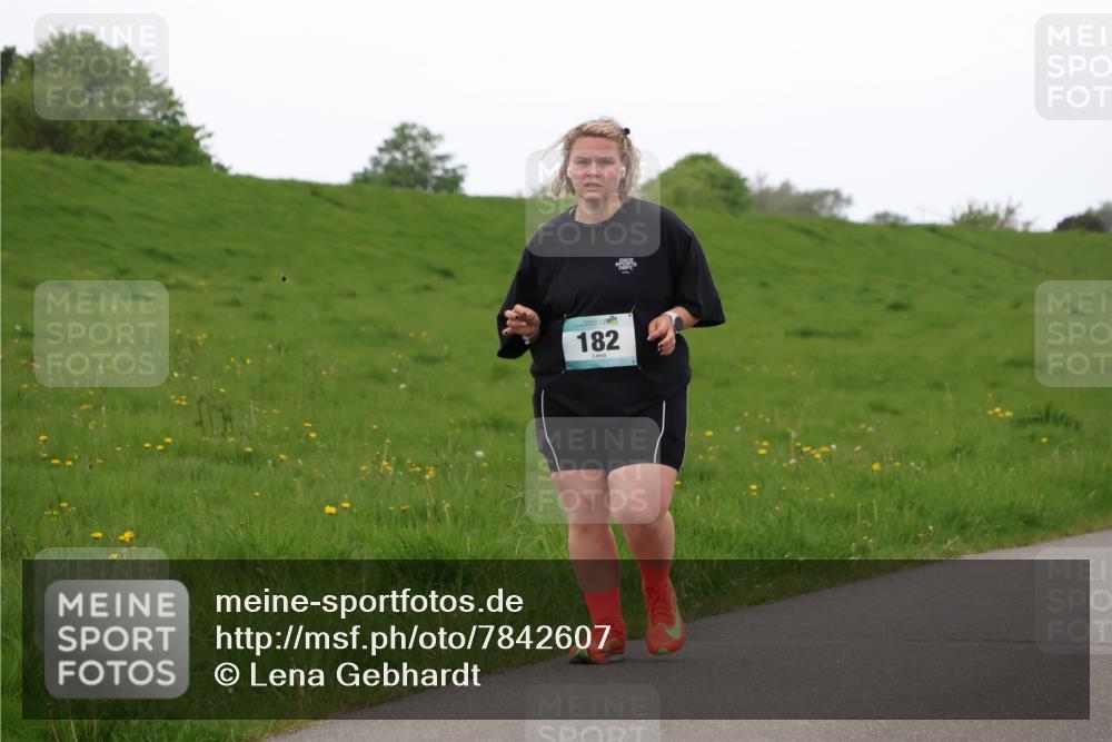 04.05.2025 - 8. Wedeler Halbmarathon Lena Gebhardt http://msf.ph/oto/7842607 04.05.2025 12:26:14 Laufen 182 meine-sportfotos.de
