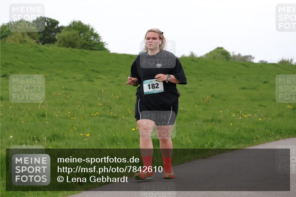 04.05.2025 - 8. Wedeler Halbmarathon Lena Gebhardt http://msf.ph/oto/7842610 04.05.2025 12:26:15 Laufen 182 meine-sportfotos.de