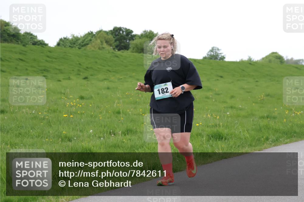 04.05.2025 - 8. Wedeler Halbmarathon Lena Gebhardt http://msf.ph/oto/7842611 04.05.2025 12:26:16 Laufen 182 meine-sportfotos.de
