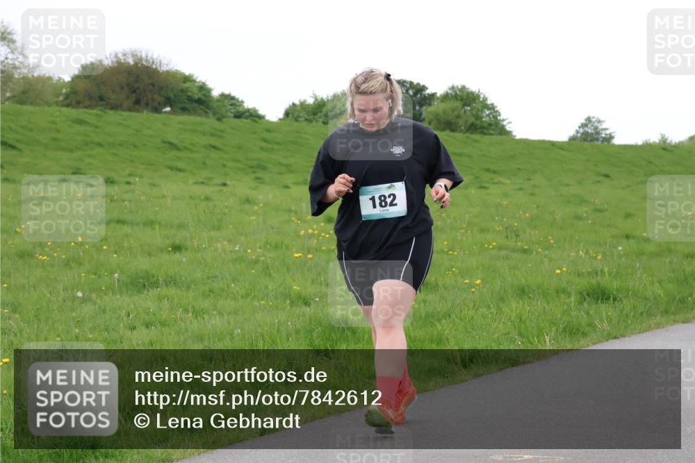 04.05.2025 - 8. Wedeler Halbmarathon Lena Gebhardt http://msf.ph/oto/7842612 04.05.2025 12:26:17 Laufen 182 meine-sportfotos.de