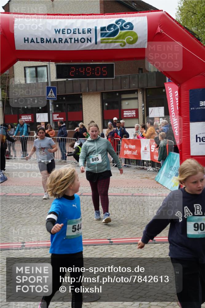 04.05.2025 - 8. Wedeler Halbmarathon Felixshl http://msf.ph/oto/7842613 04.05.2025 12:49:03 Ziel 15, 486, 544, 845, 907, 956 meine-sportfotos.de