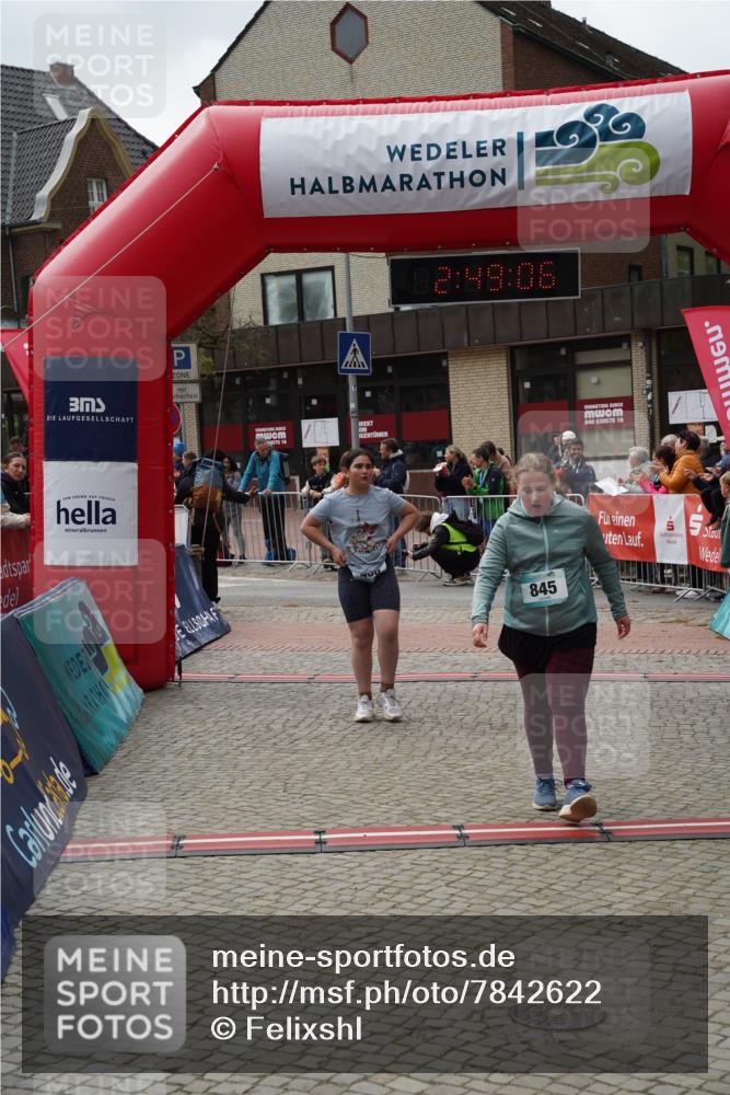 04.05.2025 - 8. Wedeler Halbmarathon Felixshl http://msf.ph/oto/7842622 04.05.2025 12:49:04 Ziel 15, 486, 544, 845, 907 meine-sportfotos.de