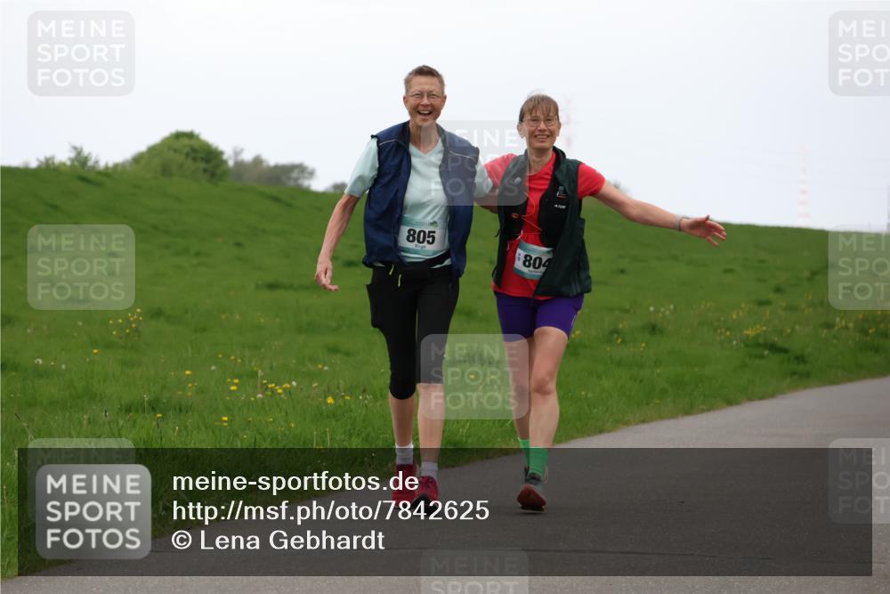 04.05.2025 - 8. Wedeler Halbmarathon Lena Gebhardt http://msf.ph/oto/7842625 04.05.2025 12:30:01 Laufen 805, 804 meine-sportfotos.de