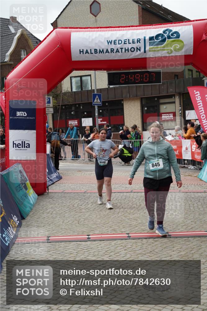 04.05.2025 - 8. Wedeler Halbmarathon Felixshl http://msf.ph/oto/7842630 04.05.2025 12:49:04 Ziel 15, 486, 544, 845, 907 meine-sportfotos.de