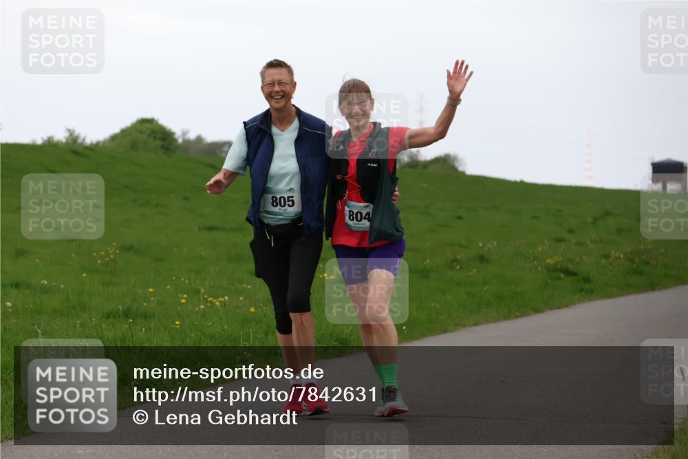 04.05.2025 - 8. Wedeler Halbmarathon Lena Gebhardt http://msf.ph/oto/7842631 04.05.2025 12:30:03 Laufen 805, 804 meine-sportfotos.de
