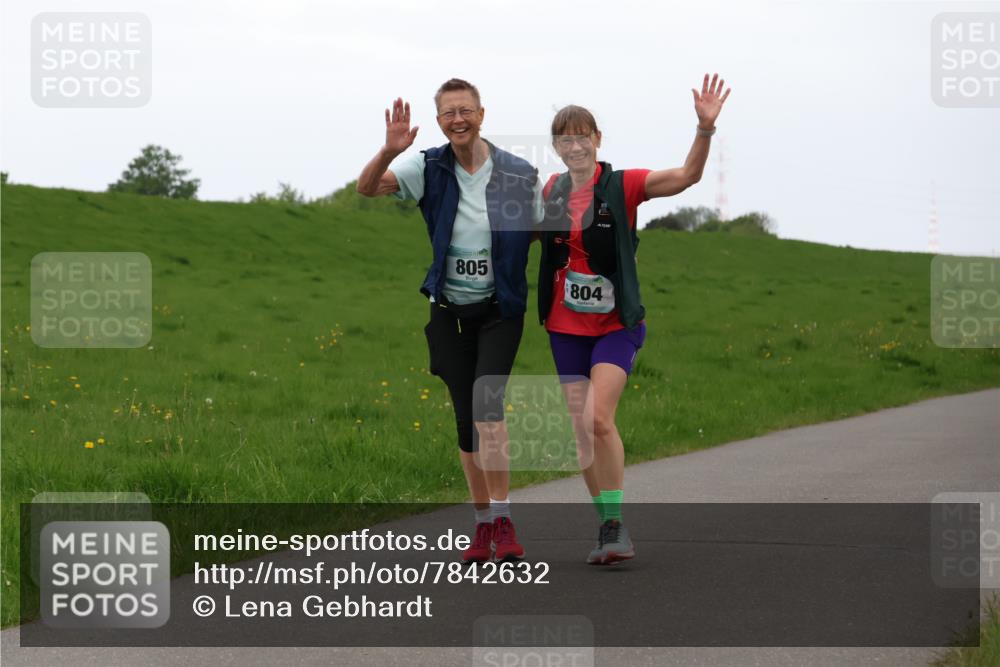 04.05.2025 - 8. Wedeler Halbmarathon Lena Gebhardt http://msf.ph/oto/7842632 04.05.2025 12:30:03 Laufen 805, 804 meine-sportfotos.de