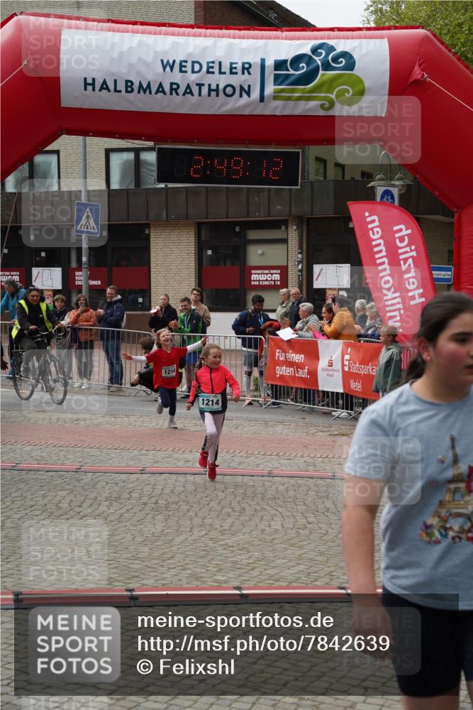 04.05.2025 - 8. Wedeler Halbmarathon Felixshl http://msf.ph/oto/7842639 04.05.2025 12:49:09 Ziel 486, 1214, 1216 meine-sportfotos.de