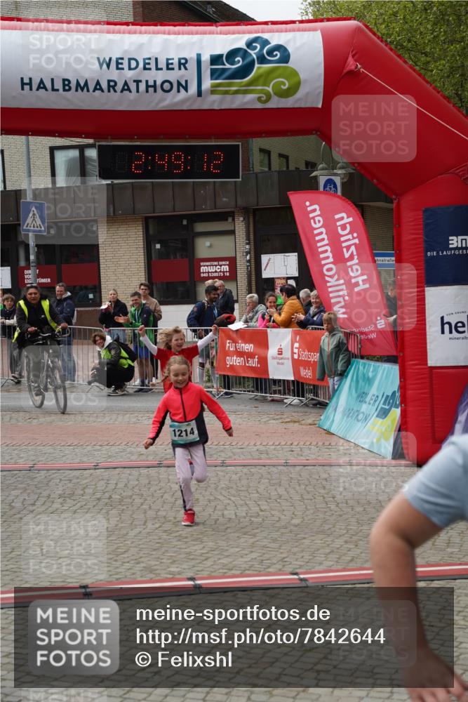 04.05.2025 - 8. Wedeler Halbmarathon Felixshl http://msf.ph/oto/7842644 04.05.2025 12:49:10 Ziel 1214, 1216 meine-sportfotos.de