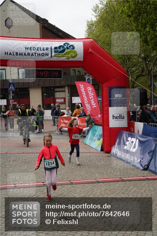 04.05.2025 - 8. Wedeler Halbmarathon Felixshl http://msf.ph/oto/7842646 04.05.2025 12:49:11 Ziel 1214, 1216 meine-sportfotos.de