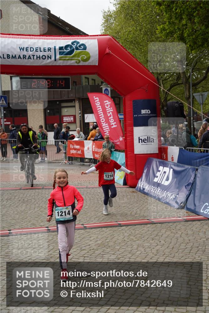 04.05.2025 - 8. Wedeler Halbmarathon Felixshl http://msf.ph/oto/7842649 04.05.2025 12:49:12 Ziel 1214, 1216 meine-sportfotos.de