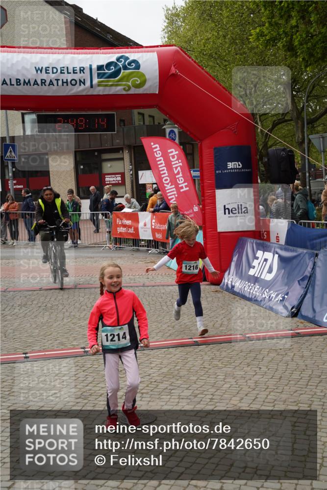 04.05.2025 - 8. Wedeler Halbmarathon Felixshl http://msf.ph/oto/7842650 04.05.2025 12:49:12 Ziel 1214, 1216 meine-sportfotos.de