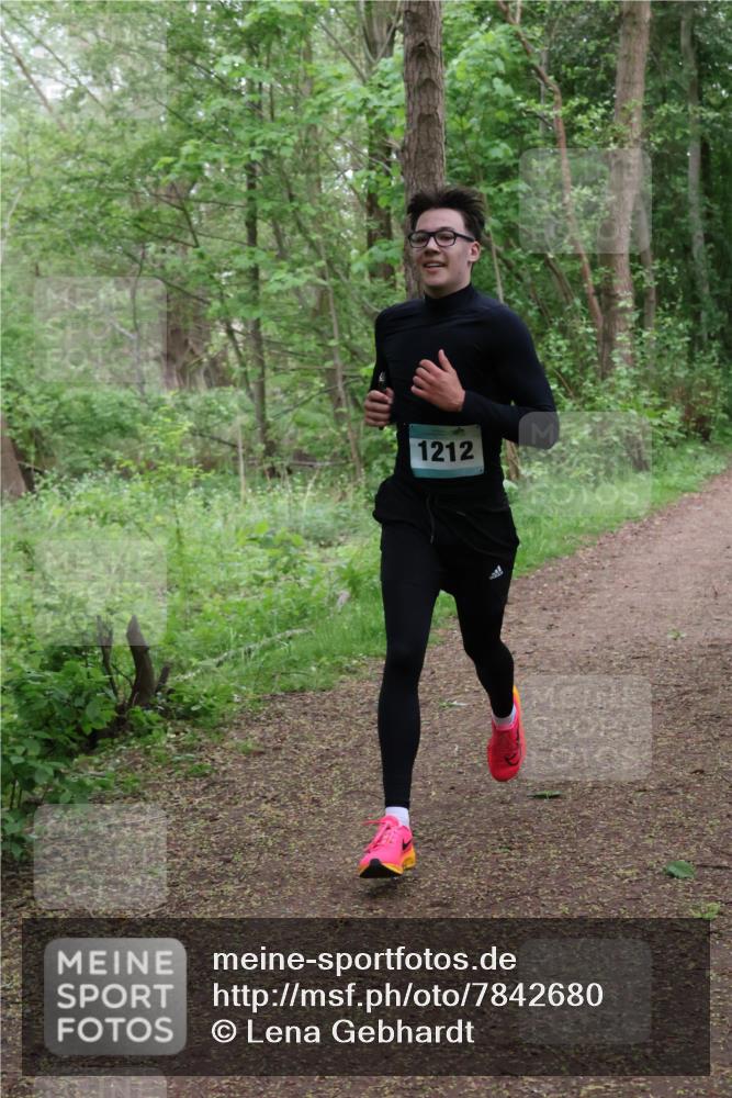 04.05.2025 - 8. Wedeler Halbmarathon Lena Gebhardt http://msf.ph/oto/7842680 04.05.2025 11:16:42 Laufen  meine-sportfotos.de