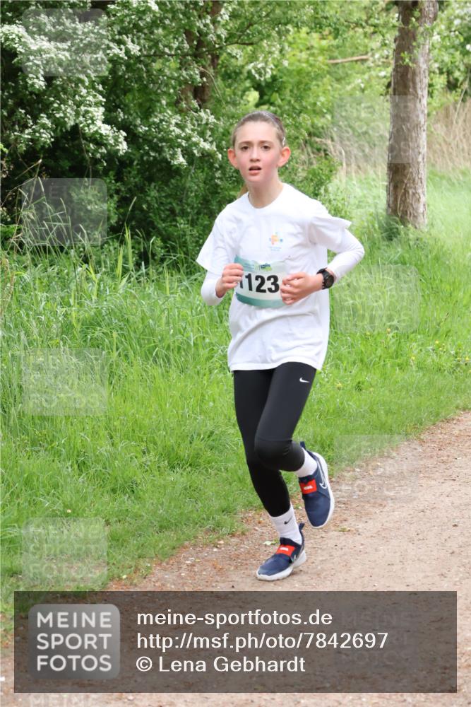 04.05.2025 - 8. Wedeler Halbmarathon Lena Gebhardt http://msf.ph/oto/7842697 04.05.2025 11:18:23 Laufen  meine-sportfotos.de