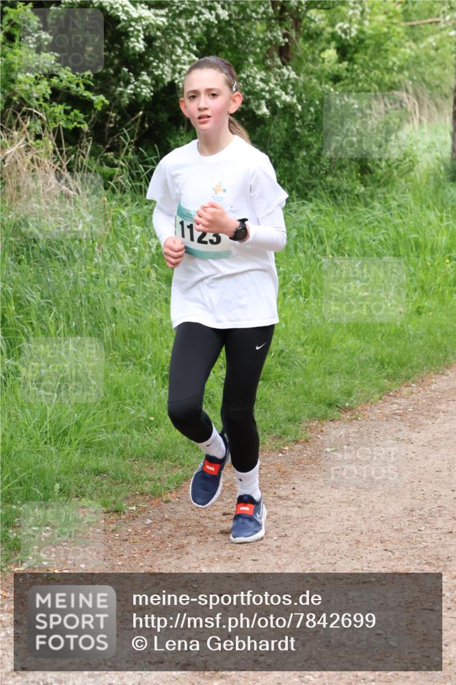 04.05.2025 - 8. Wedeler Halbmarathon Lena Gebhardt http://msf.ph/oto/7842699 04.05.2025 11:18:23 Laufen  meine-sportfotos.de