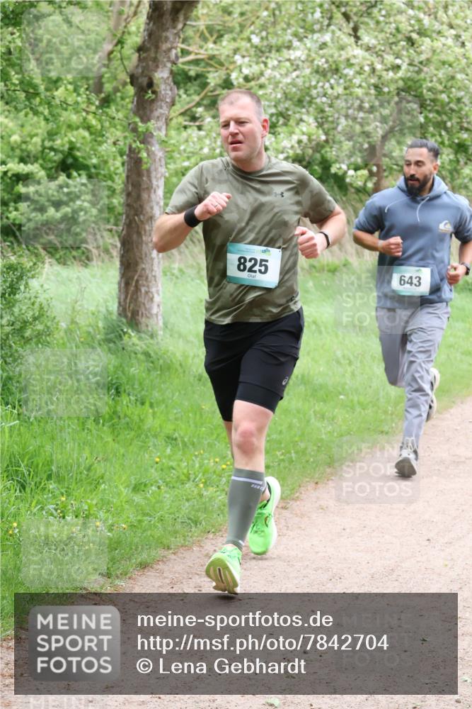 04.05.2025 - 8. Wedeler Halbmarathon Lena Gebhardt http://msf.ph/oto/7842704 04.05.2025 11:18:29 Laufen  meine-sportfotos.de