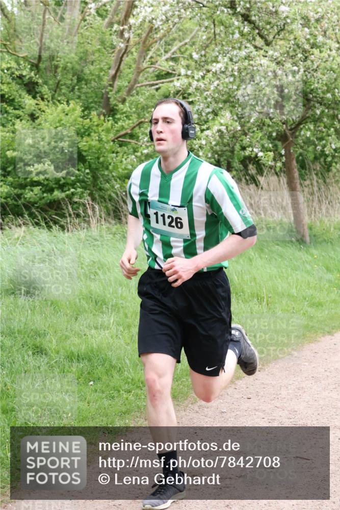04.05.2025 - 8. Wedeler Halbmarathon Lena Gebhardt http://msf.ph/oto/7842708 04.05.2025 11:18:35 Laufen  meine-sportfotos.de