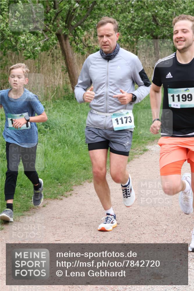 04.05.2025 - 8. Wedeler Halbmarathon Lena Gebhardt http://msf.ph/oto/7842720 04.05.2025 11:18:44 Laufen  meine-sportfotos.de