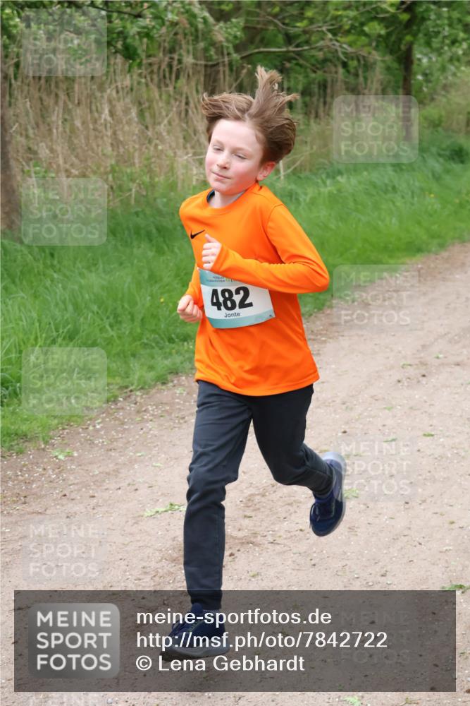 04.05.2025 - 8. Wedeler Halbmarathon Lena Gebhardt http://msf.ph/oto/7842722 04.05.2025 11:19:01 Laufen  meine-sportfotos.de