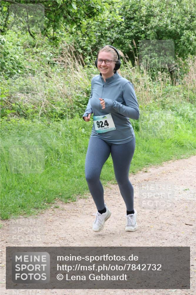04.05.2025 - 8. Wedeler Halbmarathon Lena Gebhardt http://msf.ph/oto/7842732 04.05.2025 11:19:22 Laufen  meine-sportfotos.de