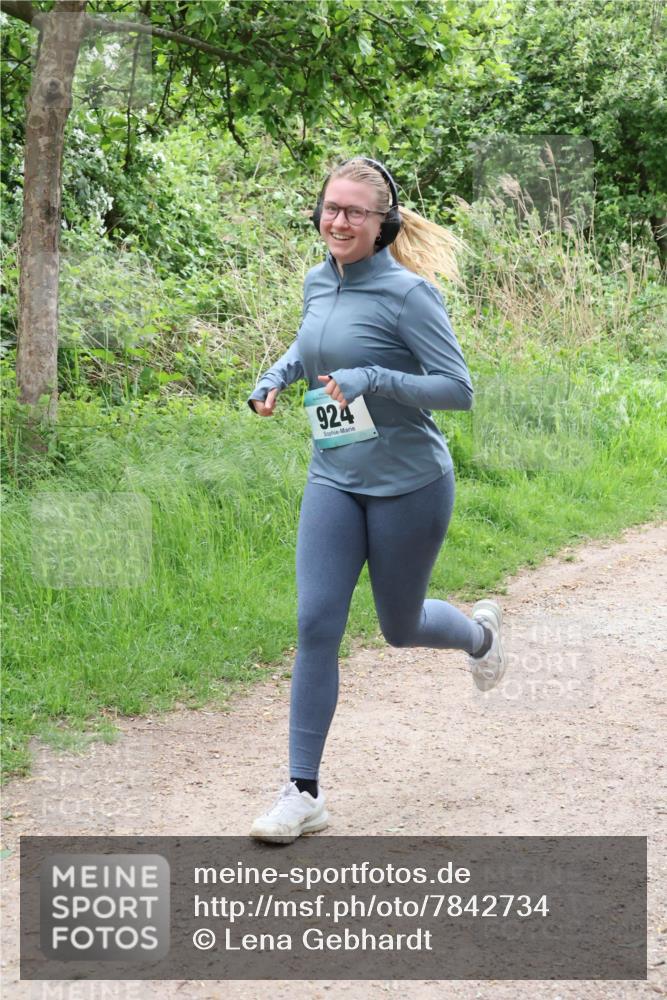 04.05.2025 - 8. Wedeler Halbmarathon Lena Gebhardt http://msf.ph/oto/7842734 04.05.2025 11:19:22 Laufen  meine-sportfotos.de