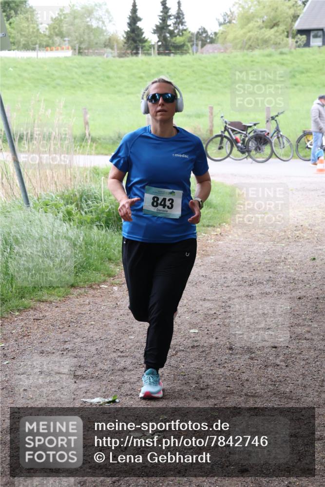 04.05.2025 - 8. Wedeler Halbmarathon Lena Gebhardt http://msf.ph/oto/7842746 04.05.2025 11:21:06 Laufen  meine-sportfotos.de