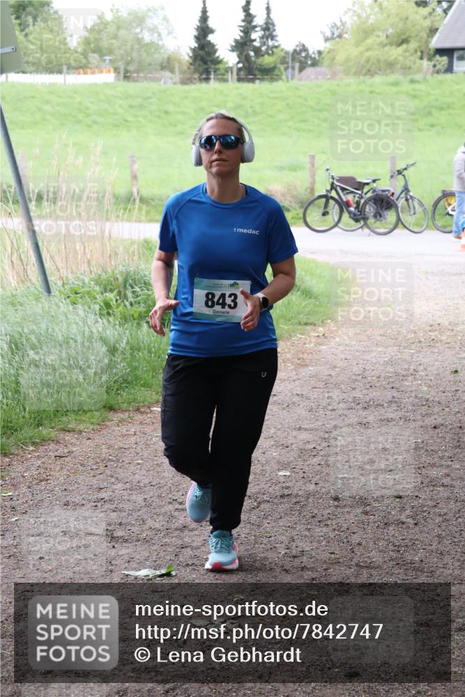 04.05.2025 - 8. Wedeler Halbmarathon Lena Gebhardt http://msf.ph/oto/7842747 04.05.2025 11:21:06 Laufen  meine-sportfotos.de