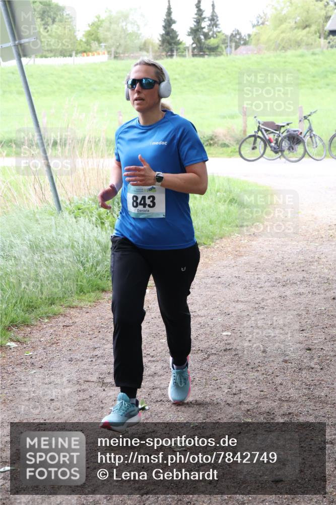 04.05.2025 - 8. Wedeler Halbmarathon Lena Gebhardt http://msf.ph/oto/7842749 04.05.2025 11:21:07 Laufen  meine-sportfotos.de