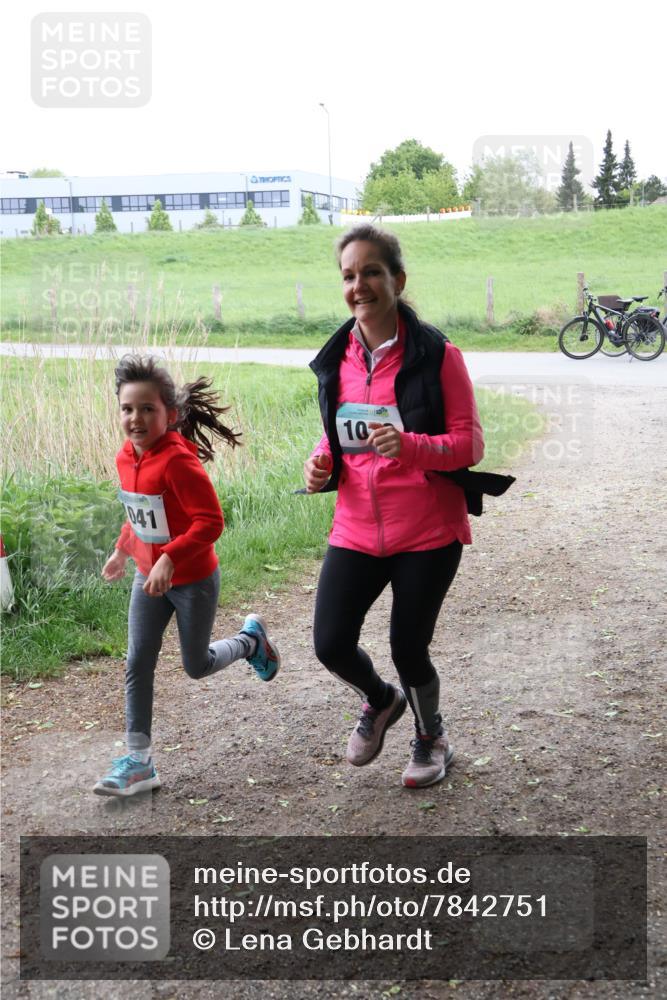 04.05.2025 - 8. Wedeler Halbmarathon Lena Gebhardt http://msf.ph/oto/7842751 04.05.2025 11:21:12 Laufen  meine-sportfotos.de