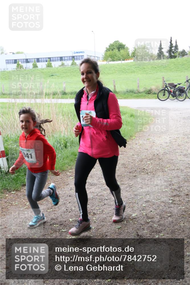 04.05.2025 - 8. Wedeler Halbmarathon Lena Gebhardt http://msf.ph/oto/7842752 04.05.2025 11:21:13 Laufen  meine-sportfotos.de