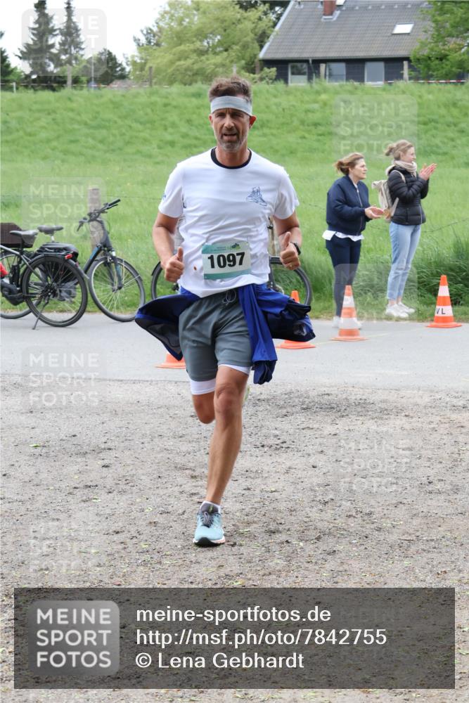 04.05.2025 - 8. Wedeler Halbmarathon Lena Gebhardt http://msf.ph/oto/7842755 04.05.2025 11:21:15 Laufen  meine-sportfotos.de