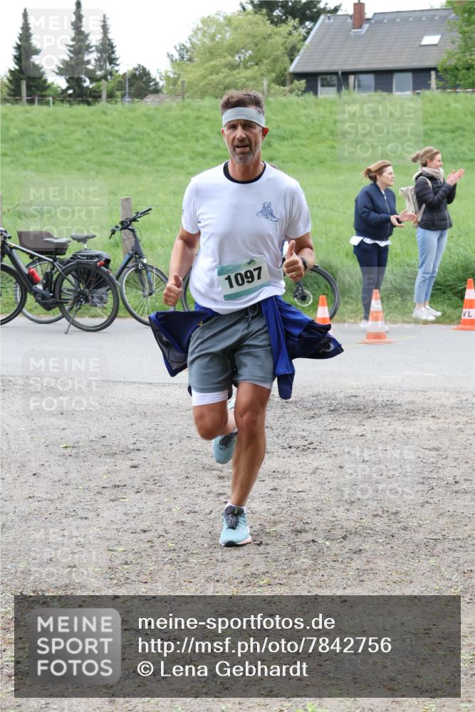 04.05.2025 - 8. Wedeler Halbmarathon Lena Gebhardt http://msf.ph/oto/7842756 04.05.2025 11:21:15 Laufen  meine-sportfotos.de