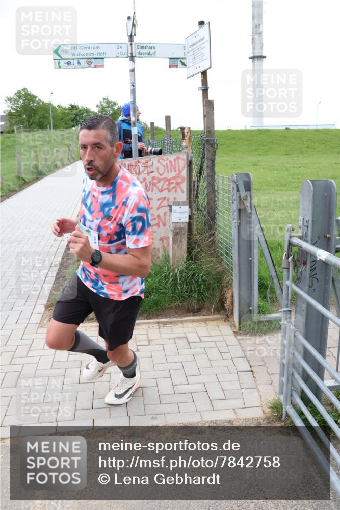 04.05.2025 - 8. Wedeler Halbmarathon Lena Gebhardt http://msf.ph/oto/7842758 04.05.2025 11:21:31 Laufen  meine-sportfotos.de