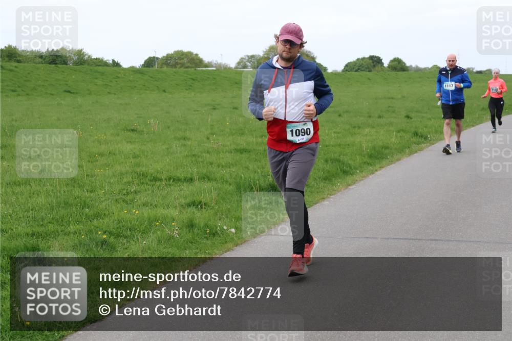 04.05.2025 - 8. Wedeler Halbmarathon Lena Gebhardt http://msf.ph/oto/7842774 04.05.2025 11:22:28 Laufen  meine-sportfotos.de
