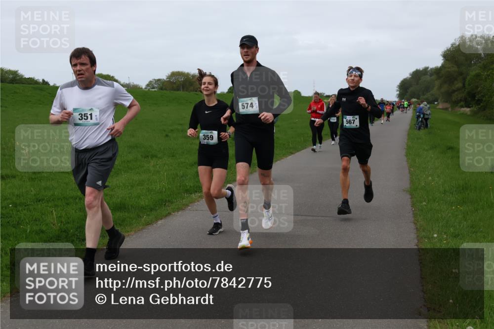 04.05.2025 - 8. Wedeler Halbmarathon Lena Gebhardt http://msf.ph/oto/7842775 04.05.2025 11:22:37 Laufen  meine-sportfotos.de