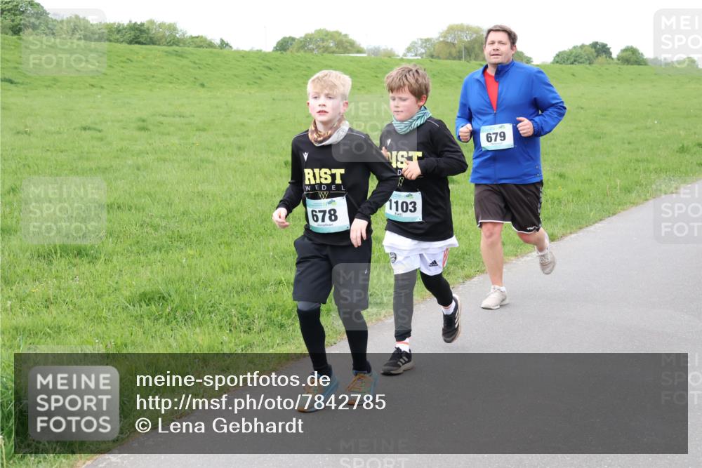 04.05.2025 - 8. Wedeler Halbmarathon Lena Gebhardt http://msf.ph/oto/7842785 04.05.2025 11:22:44 Laufen  meine-sportfotos.de