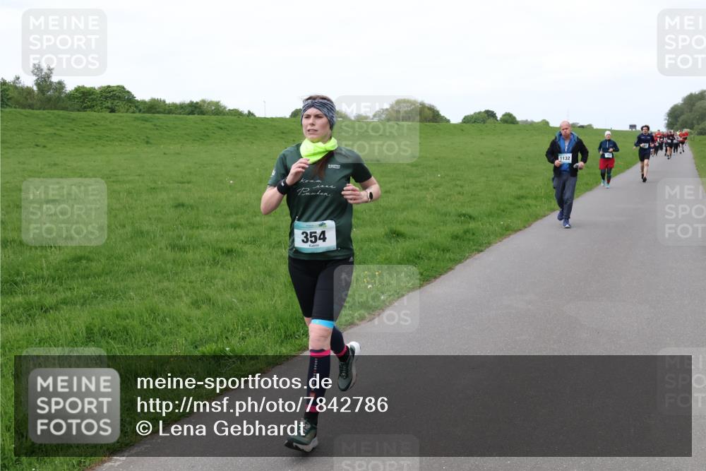 04.05.2025 - 8. Wedeler Halbmarathon Lena Gebhardt http://msf.ph/oto/7842786 04.05.2025 11:23:01 Laufen  meine-sportfotos.de